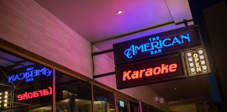 Quán bar và karaoke hiện đại