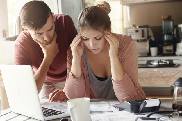 Familia joven con muchas deudas que enfrentan estrés financiero Foto gratis