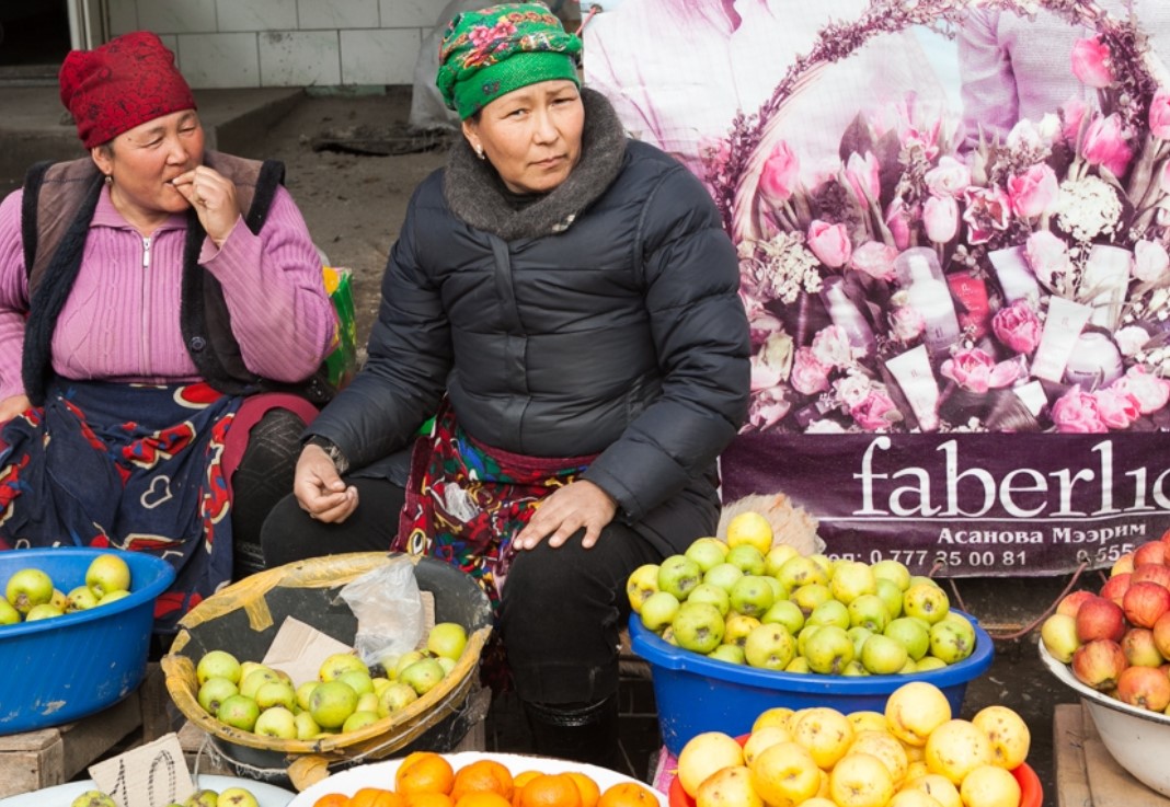 Торговля кыргызстана. Киргизский рынок сельхозпродукции. Торгаш на базаре Киргизия. Торговля на базаре Киргизия. Киргиз на рынке.