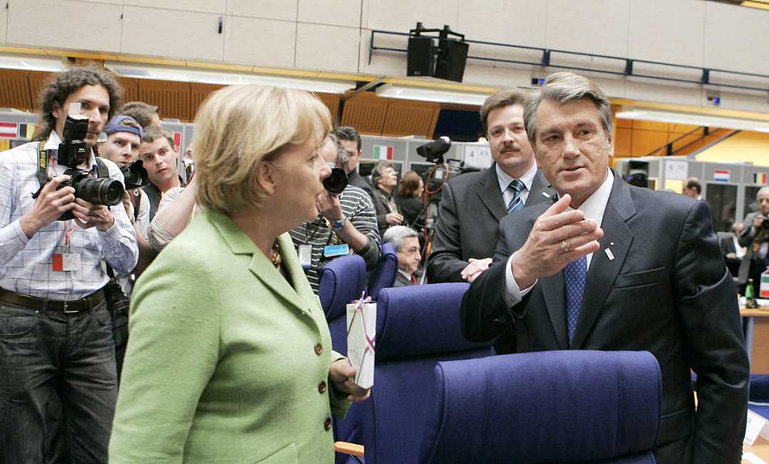 3)	Президент Віктор Ющенко та федеральний канцлер Ангела Меркель на установчому саміті ініціативи ЄС «Східне партнерство» / Фото з архіву Укрінформ, жовтень 2009 року