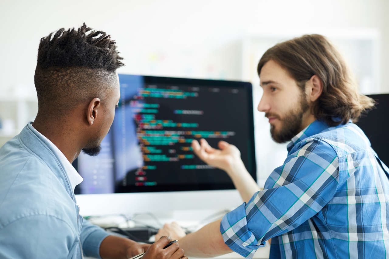 Programadores observando o código para uma loja virtual