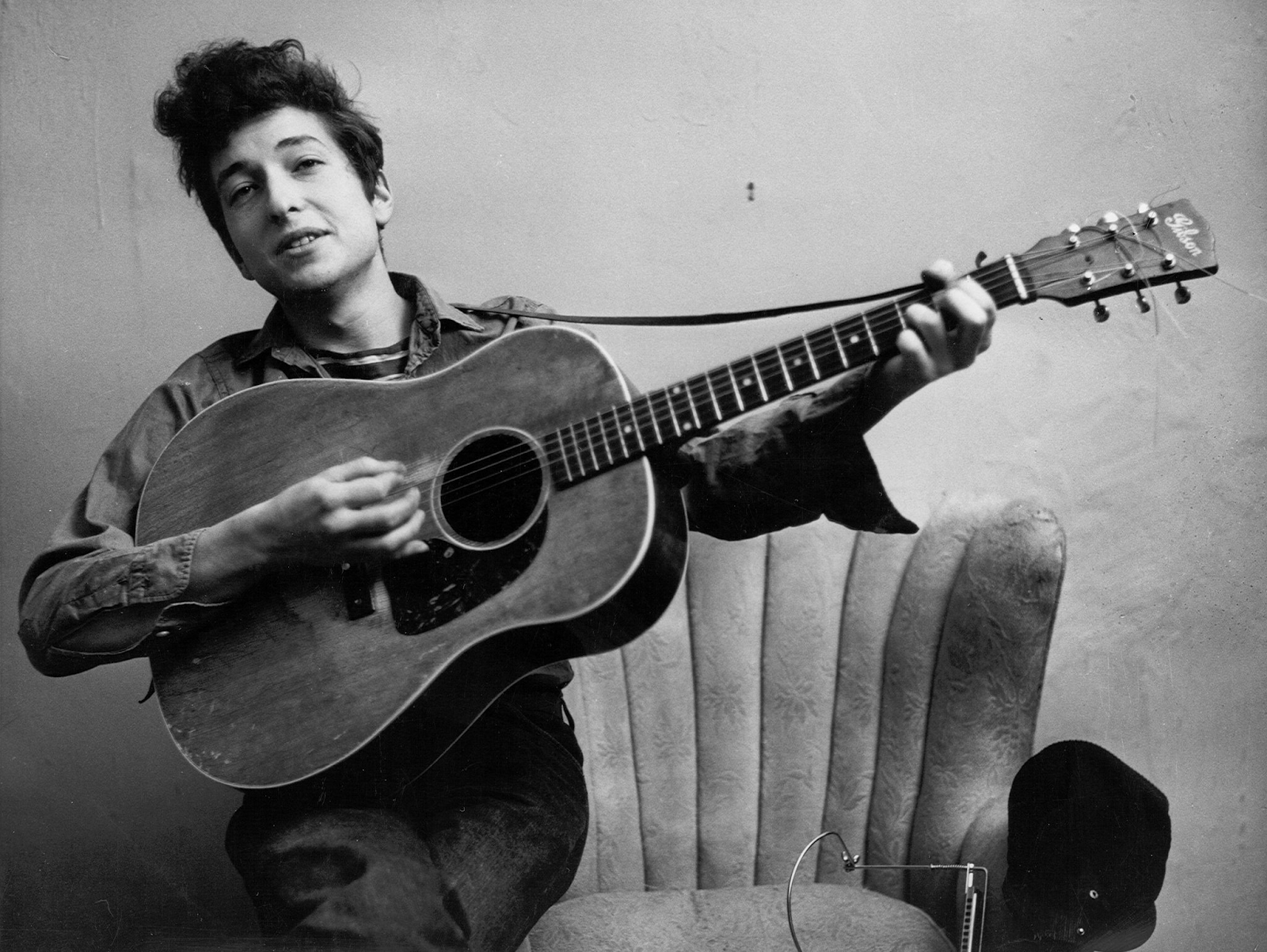 Young Bob Dylan play the guitar