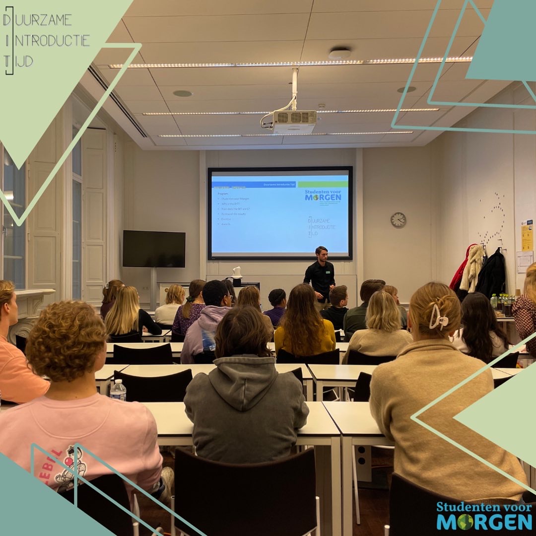 Picture shows a board member from Studenten voor Morgen giving a presentation to students during the Duurzame Introductie Tijd