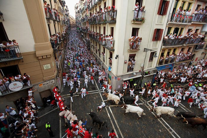 Tour du lịch Tây Ban Nha - Lễ hội bò đuổi Pamplona thể hiện sự dũng cảm của những chàng trai Tây Ban Nha