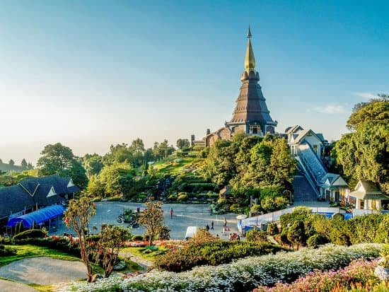 Why is Thailand so popular as a tourist destination
