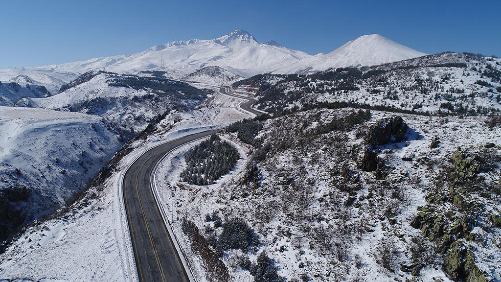 kar, gök, açık hava, dağ içeren bir resim Açıklama otomatik olarak oluşturuldu