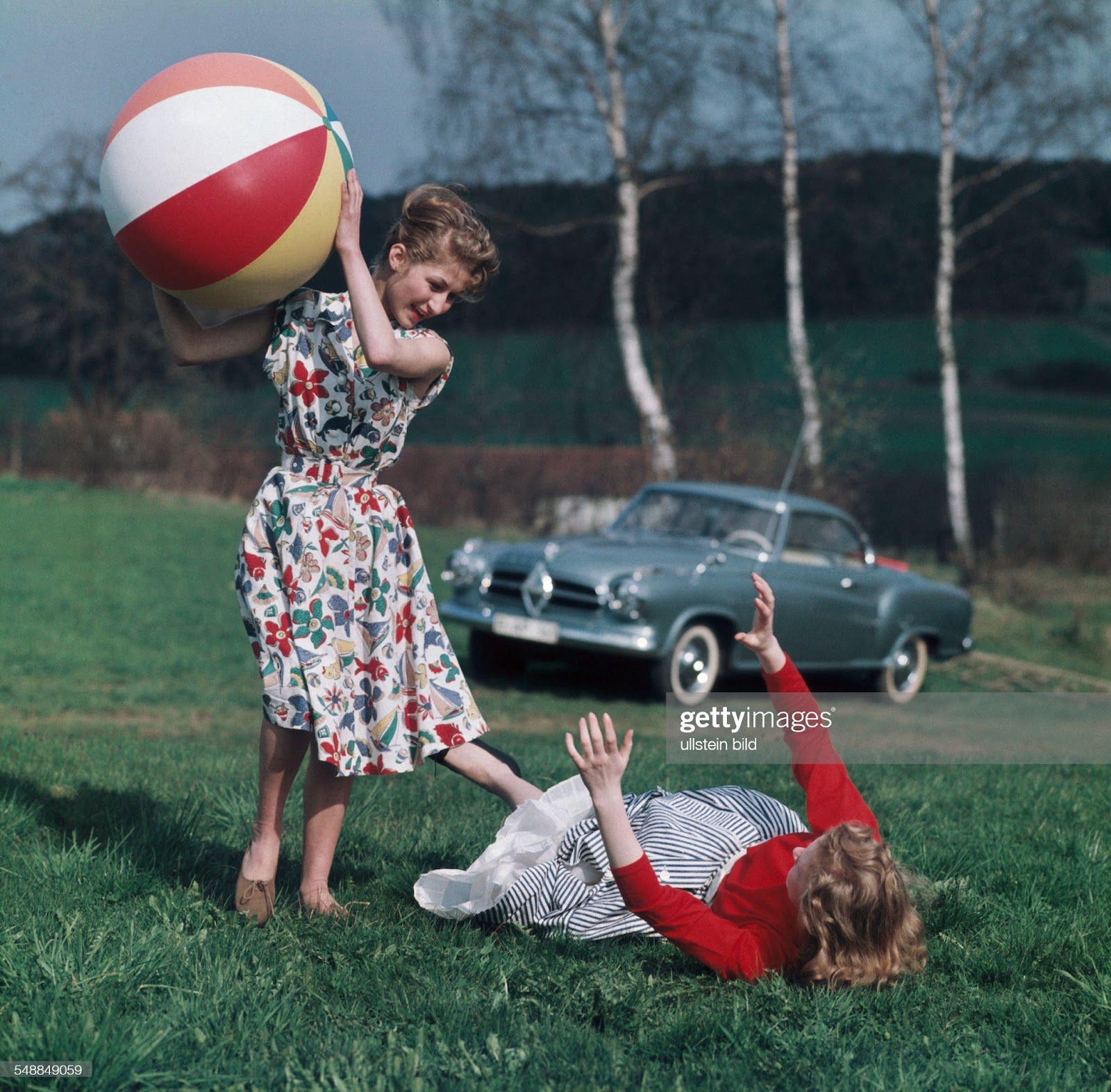 C:\Users\Valerio\Desktop\1950's germany-bavaria-two-young-women-are-playing-with-a-beach-ball-on-a-picture-id548849059.jpg