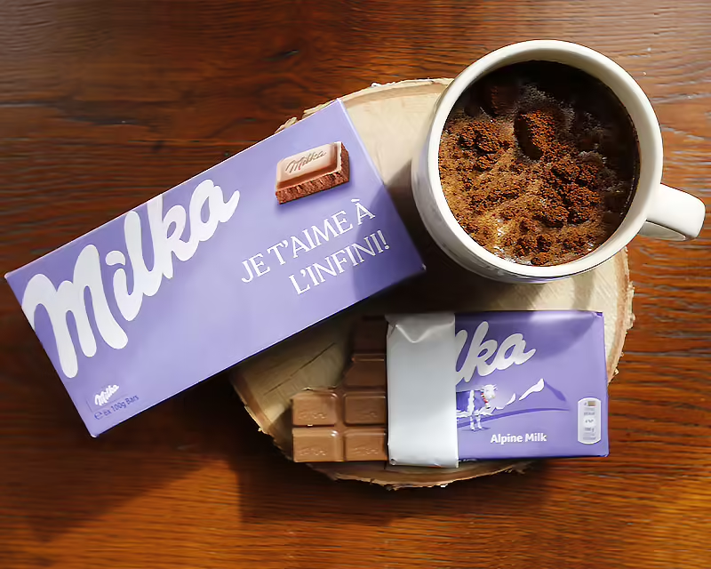 Deux tablettes de chocolats Milka avec emballage personnalisé “Je t’aime à l’infini”.