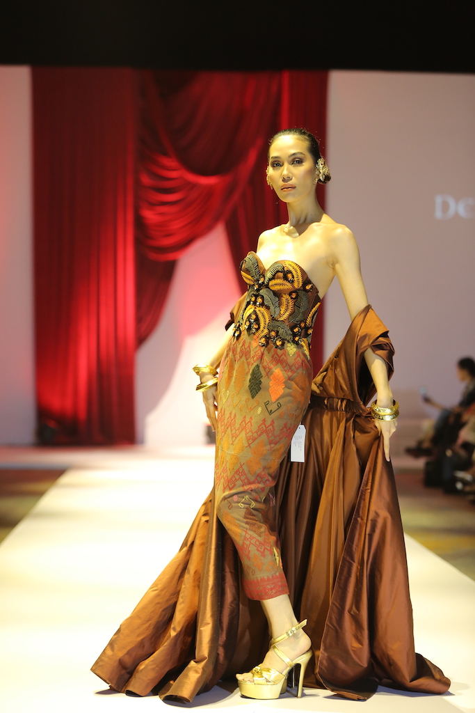 Salah satu karya Denny Wirawan dalam pagelaran Langkah Spring Summer Collection 2023 dengan konsep tabrak motif, antara batik kudus dengan kain songket Bali. (Foto: Langkah Spring/Summer Collection 2023) 