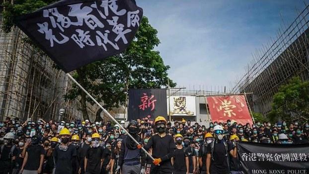 香港中文大学周三(28日)举行迎生营,逾千名学生参加。数百学生身穿黑衣、戴头盔和防毒面罩等装备,高呼口号表达政治诉求,同时呼吁同学参与下星期的罢课。(中大本土学社Facebook图片)