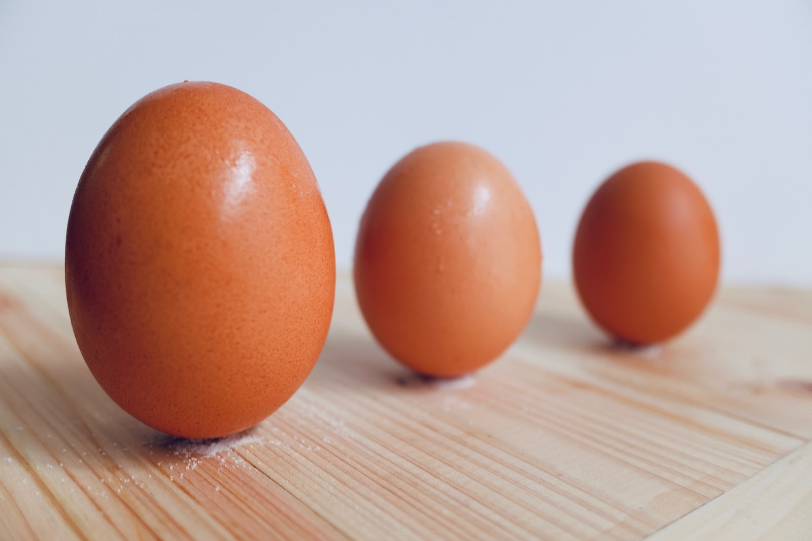 卵のサイズは何によって違いがあるの？卵のギモンを養鶏場スタッフが徹底解説！-卵の話|大熊養鶏場