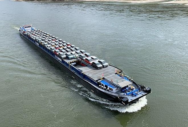 Car_transport_boat,_from_bridge_Emmersdorf_an_der_Donau,_img_4
