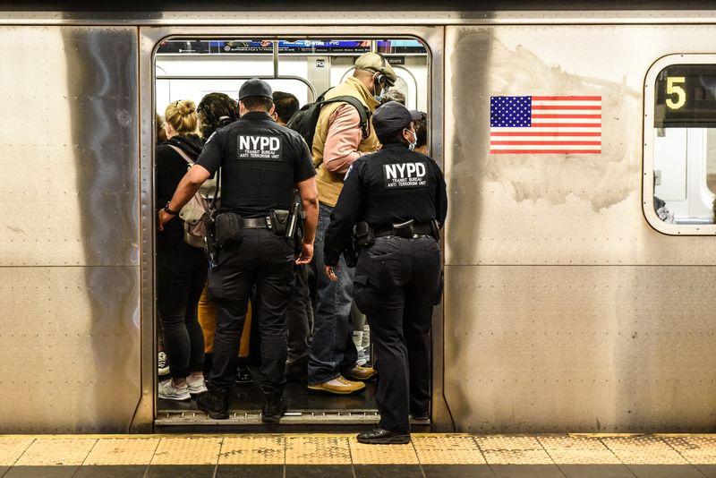 경찰 초과근무 수당 2억7천 여 만 달러 지출 불구 뉴욕지하철 범죄는 30% 증가 :: 국민일보 USA - New York