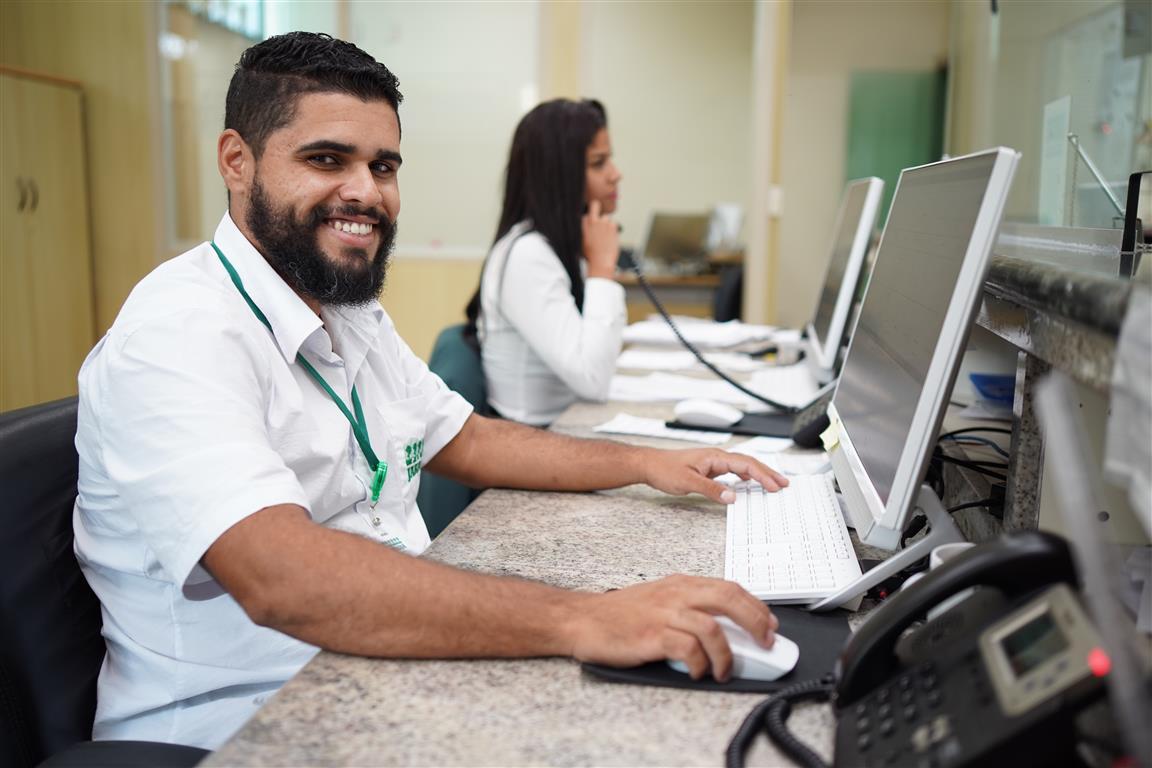 Homem sentado com computador no colo

Descrição gerada automaticamente