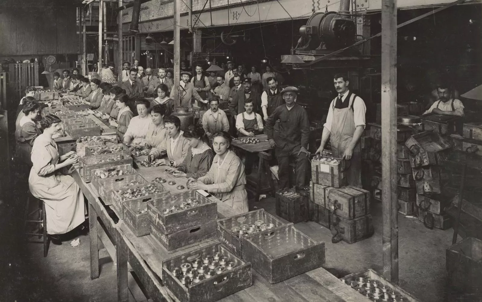 Mulheres trabalham na linha de produção da fábrica de armamentos Brewery Road Works, em 1916, na Inglaterra.