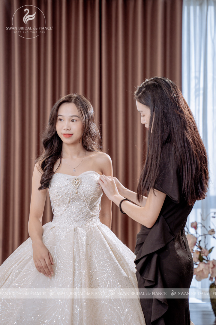 Mọi chi tiết trên váy cưới thiết kế đều được cân chỉnh theo số đo hình thể cô dâu
