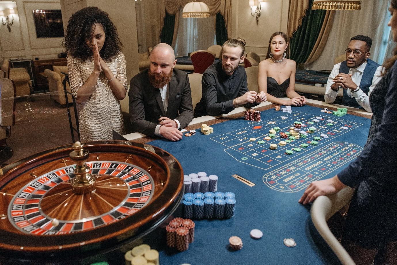 A group of people at a roulette table

Description automatically generated
