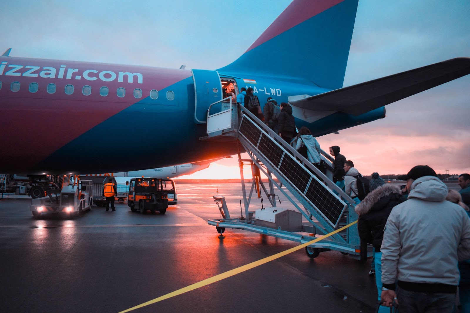 Airport Meet and Greet Services, Dropping off to passenger, Guiding at airport, Airport.