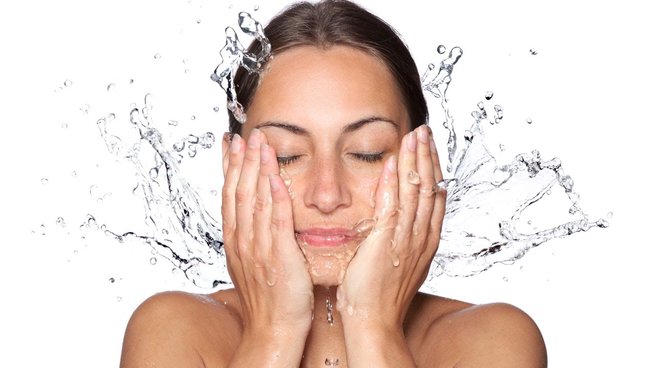 Rửa mặt thường xuyên hai lần mỗi ngày giúp cải thiện làn da mụn