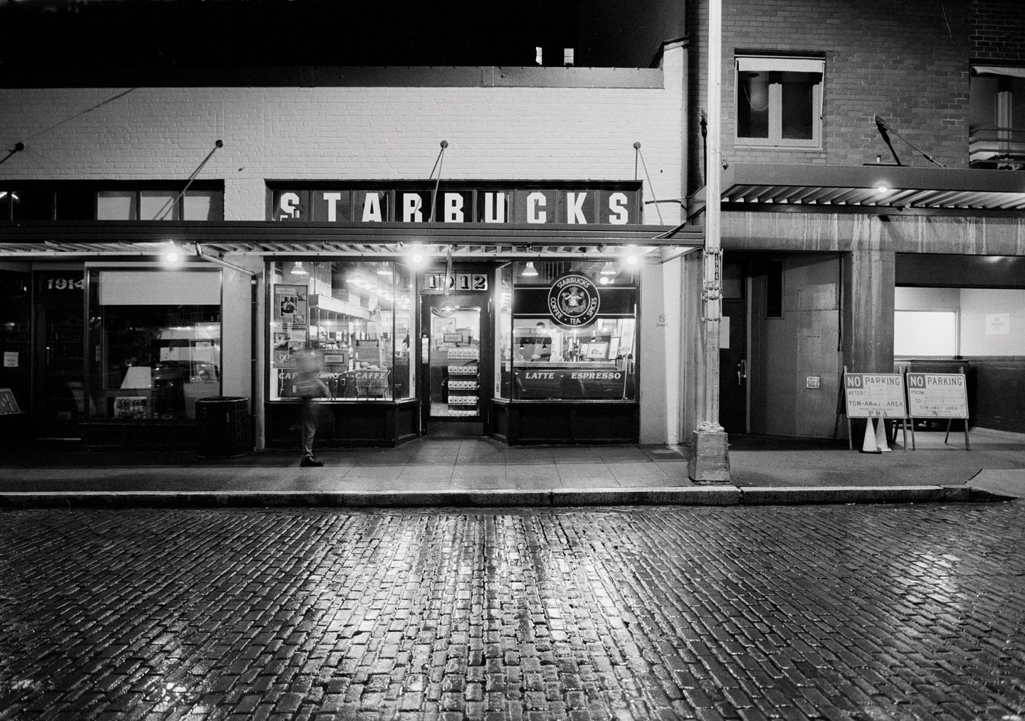 Imagem mostra a fachada da primeira Starbucks, em 1971.