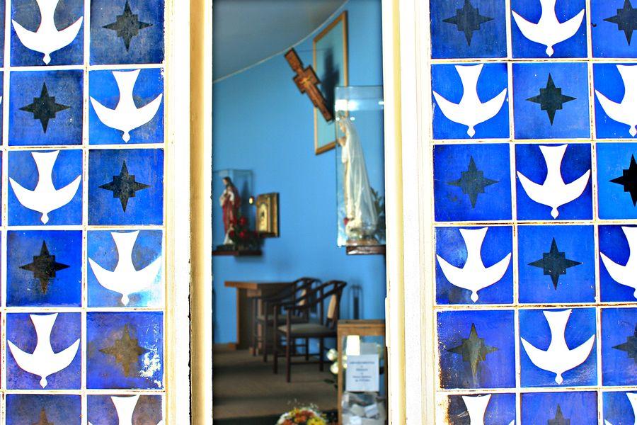 Fachada de igreja com azulejos azuis e pintura branco e preto