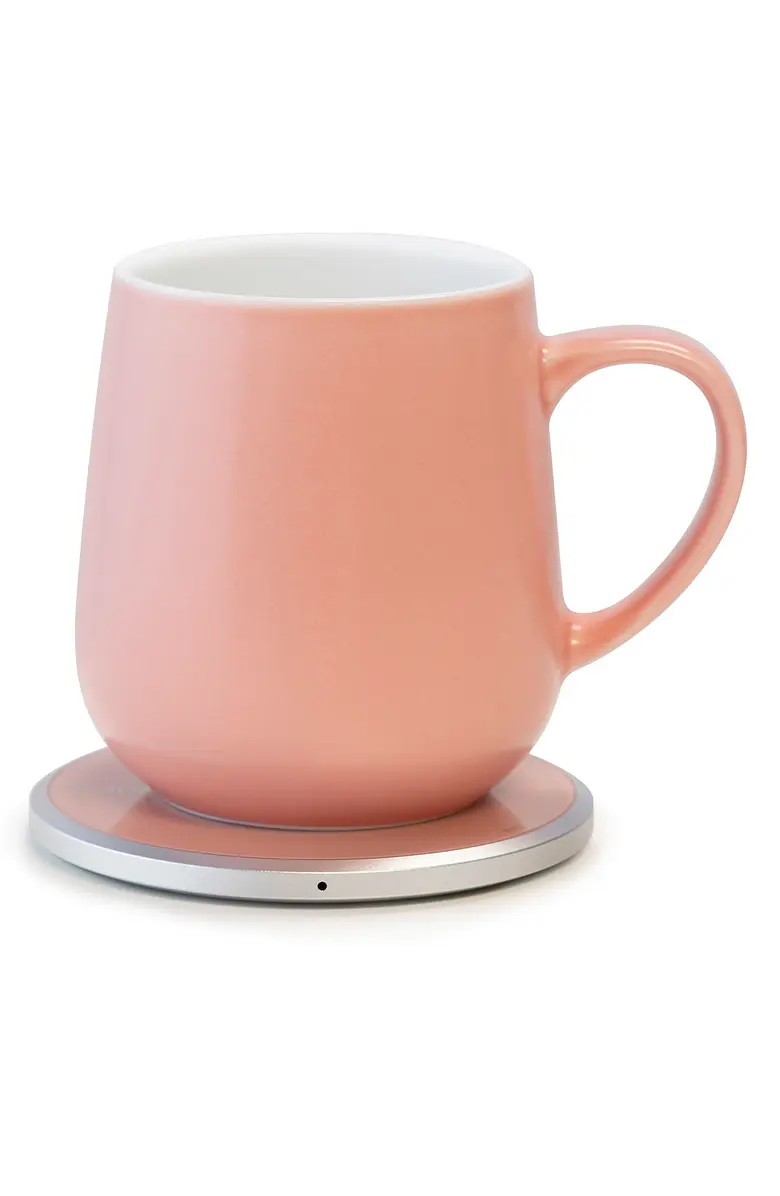 mug rose sur sa plaque chauffante portative. 
