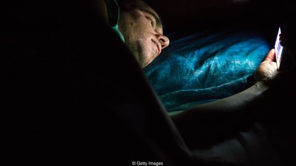 Вреднее всего использовать телефон непосредственно перед сном. Фото: Getty Images