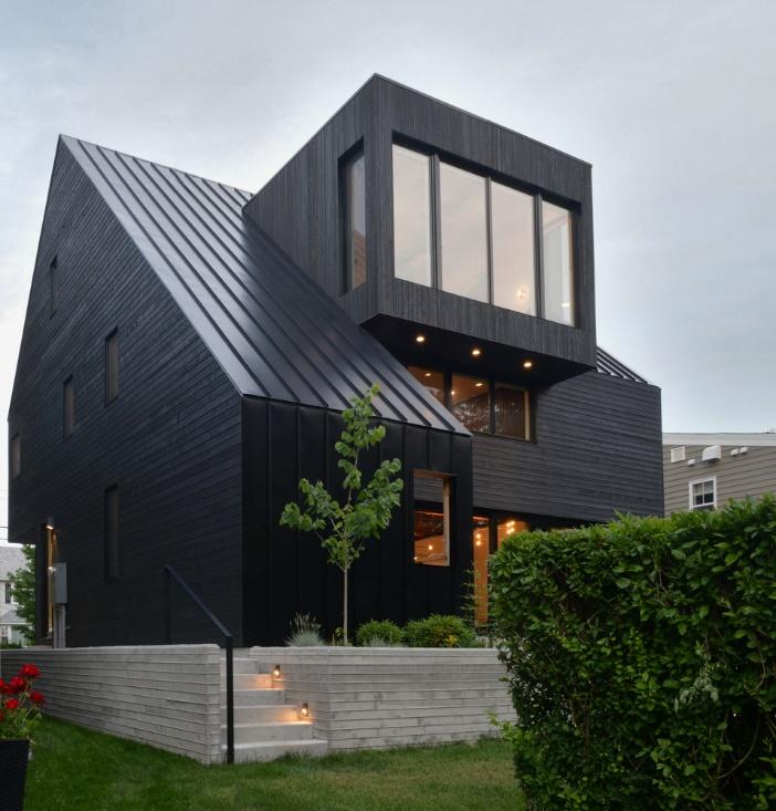 maison traditionnelle avec une façade en bois noire