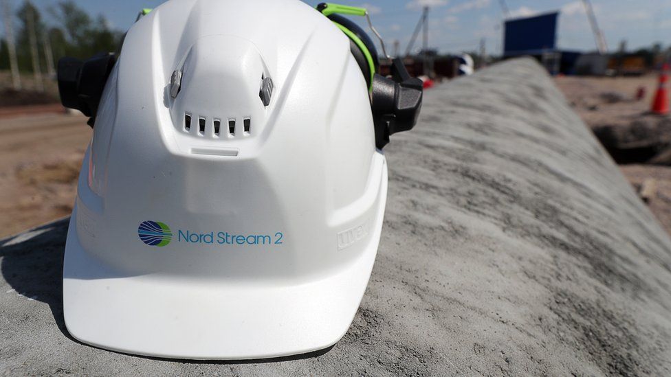 หมวกก่อสร้างในส่วนของท่อส่งก๊าซธรรมชาติ Nord Stream 2 ใกล้ Kingisepp เขตเลนินกราด รัสเซีย 5 มิถุนายน 2019