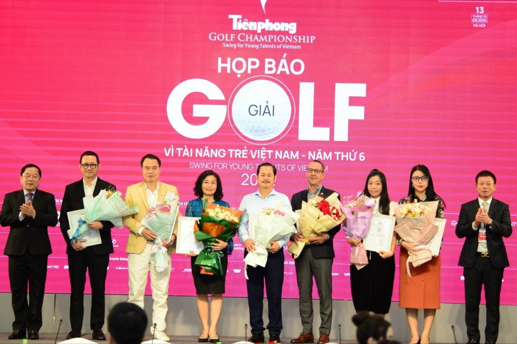 Đại diện các đơn vị đồng hành cùng giải Golf Vì tài năng trẻ Việt Nam 2022