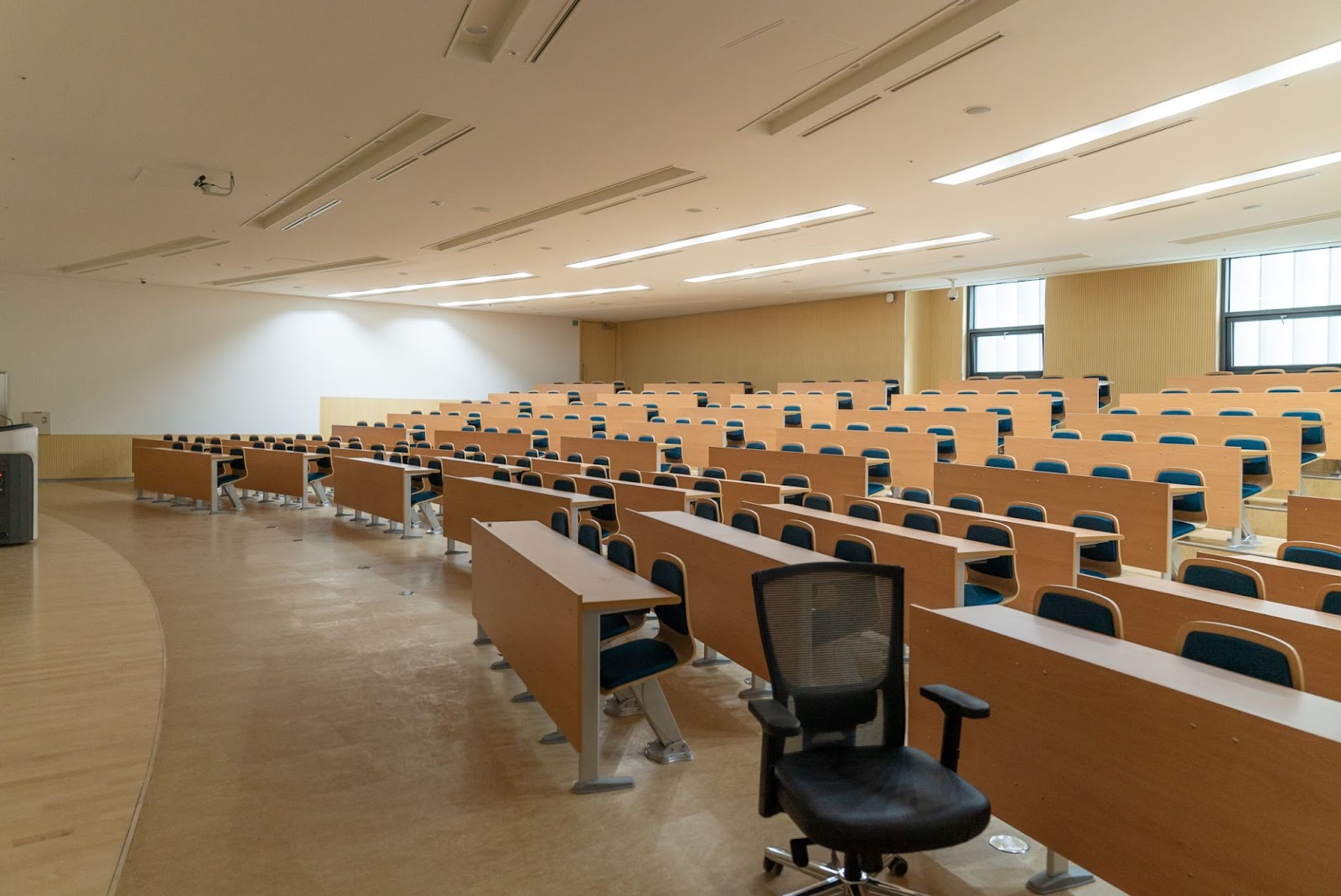 A picture of an empty university classroom.