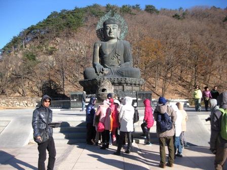 Du khách tham quan tượng Phật trên núi Seorak