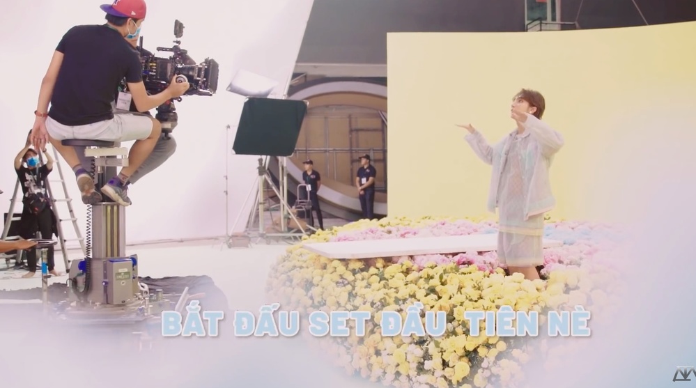 Cảnh quay đầu tiên chính là rừng hoa trong MV. Theo Sơn Tùng chia sẻ, hoa chính là đại diện cho tình cảm bất diệt của Sơn Tùng và đại gia đình Sky. Ảnh: Chụp màn hình