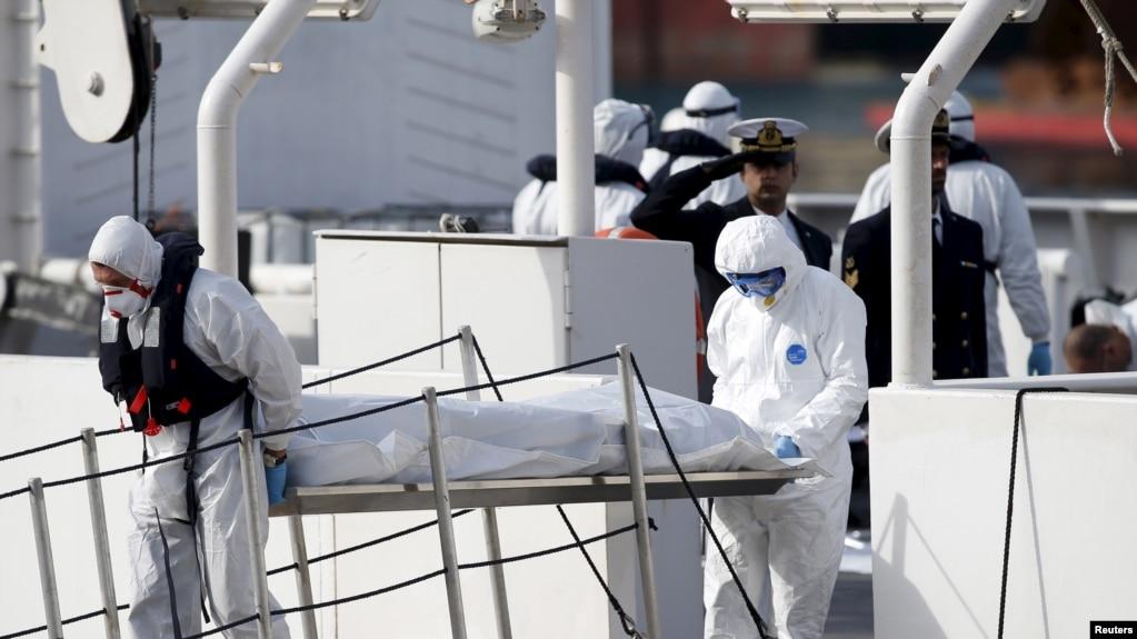 Lực lượng tuần duyên Ý đưa thi thể của một di dân từ tàu lên bờ trong một vụ giải cứu hồi năm 2015. [Ảnh minh họa]