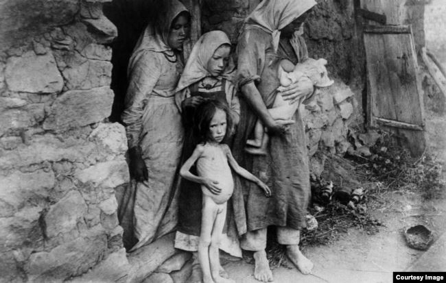 Семья голодающих в селе Асекеево Бугуруспанского уезда Казанской губернии, 1921 г.