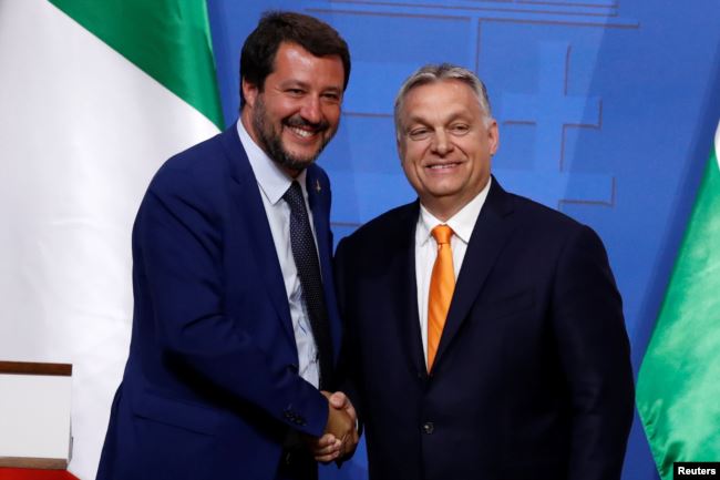 У лидера итальянских популистов Маттео Сальвини хорошие отношения с венгерским премьером Виктором Орбаном. И у обоих – с Владимиром Путиным