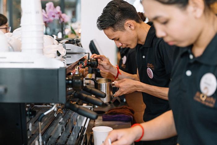 Ảnh có chứa người, trong nhà, chuẩn bị, nấu ăn

Mô tả được tạo tự động