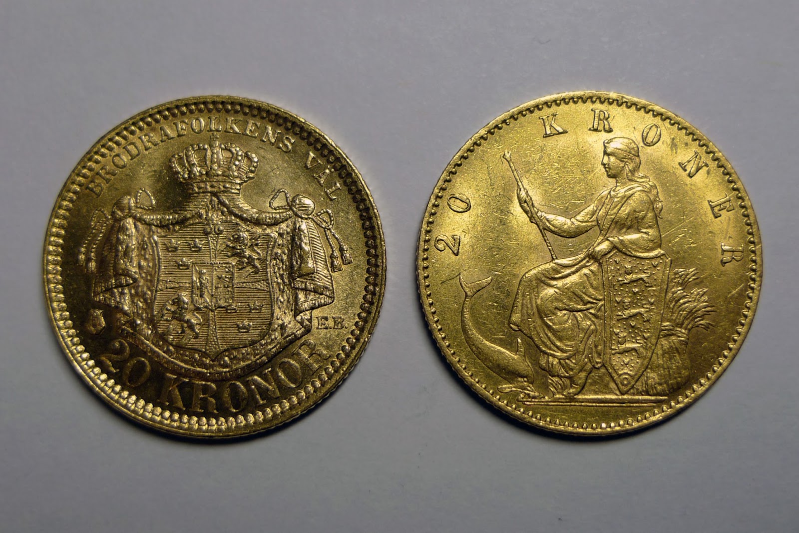 Two golden 20 kr coins from the Scandinavian Monetary Union, which was based on a gold standard. The coin to the left is Swedish and the right one is Danish.