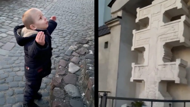 Video một đứa trẻ hát trước thánh giá ở Ukraine lan truyền mạnh trên mạng