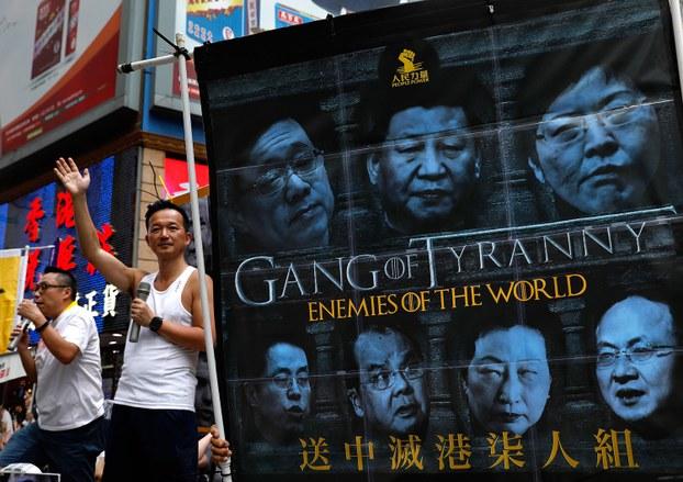 2019年6月9日,香港民间人权阵线举行反对修订《逃犯条例》的大游行,抗议者沿着市中心的街道游行时,抗议者展示了一面旗帜,以反对有争议的引渡法案。(美联社)