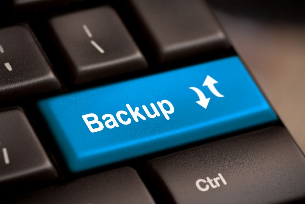 Chave de computador de backup em azul para arquivamento e armazenamento