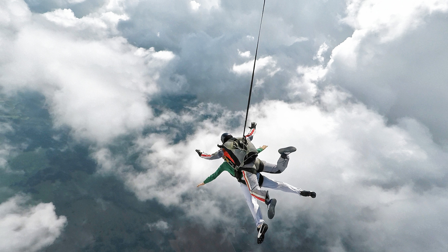 在紐西蘭皇后鎮跳傘可以欣賞周邊連綿起伏的山脈