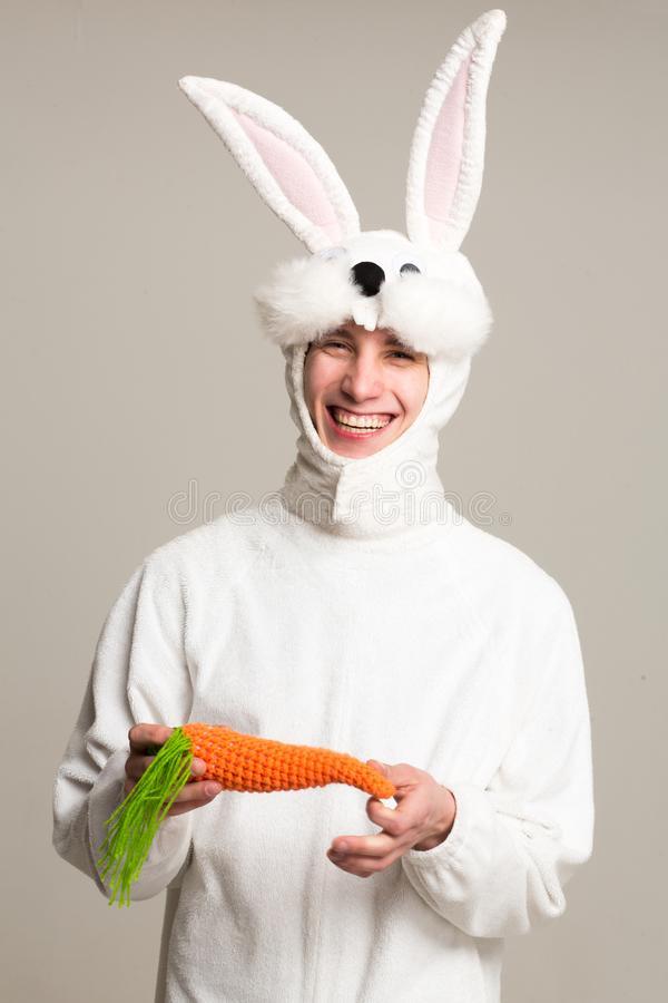 Uomo Molto Felice In Un Costume Del Coniglio Con Una Carota Fotografia ...