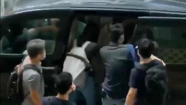 女子香港鬧市被押上七人車。（立場新聞視頻截圖）