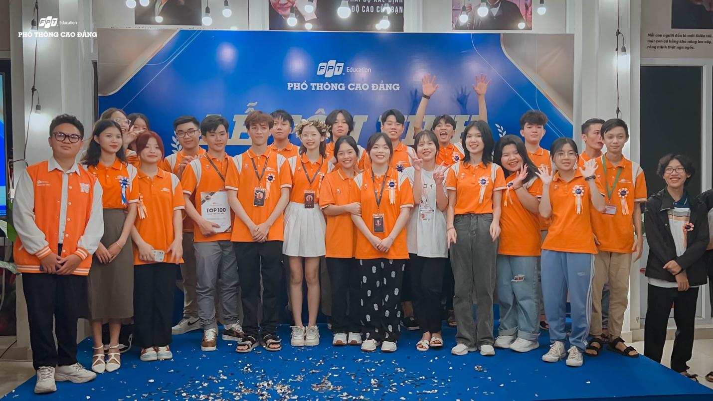 A group of people posing for a photo

Description automatically generated with medium confidence