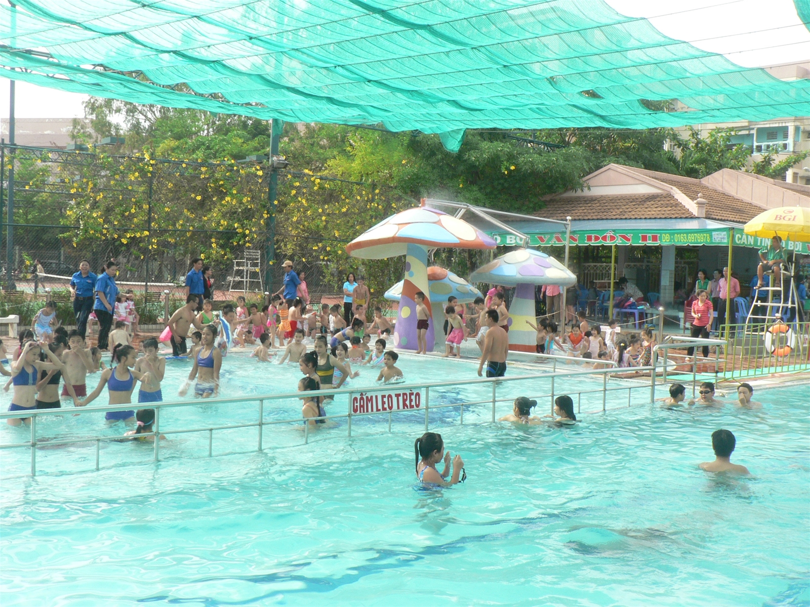Vệ sinh hồ bơi để bảo đảm an toàn sức khỏe cho người sử dụng
