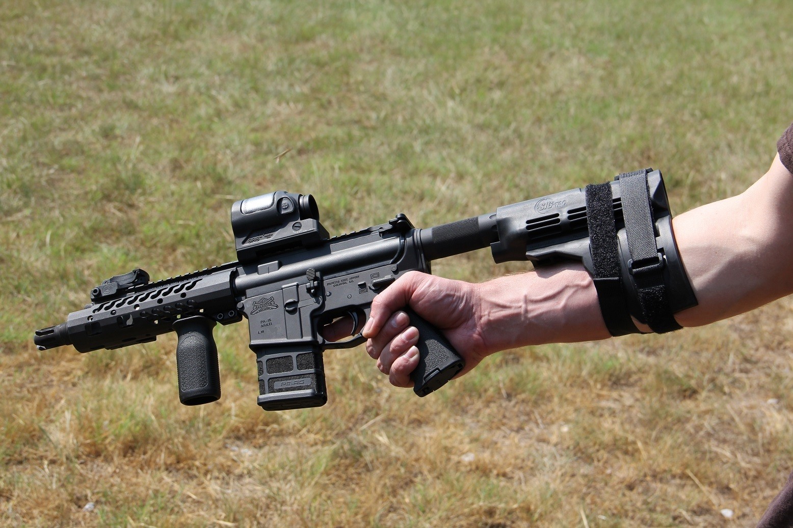Секретное оружие в руках ранкера. Ар 15 снайперская винтовка. Ar-15 Pistol Brace. Винтовка в руках. Автомат в руках.
