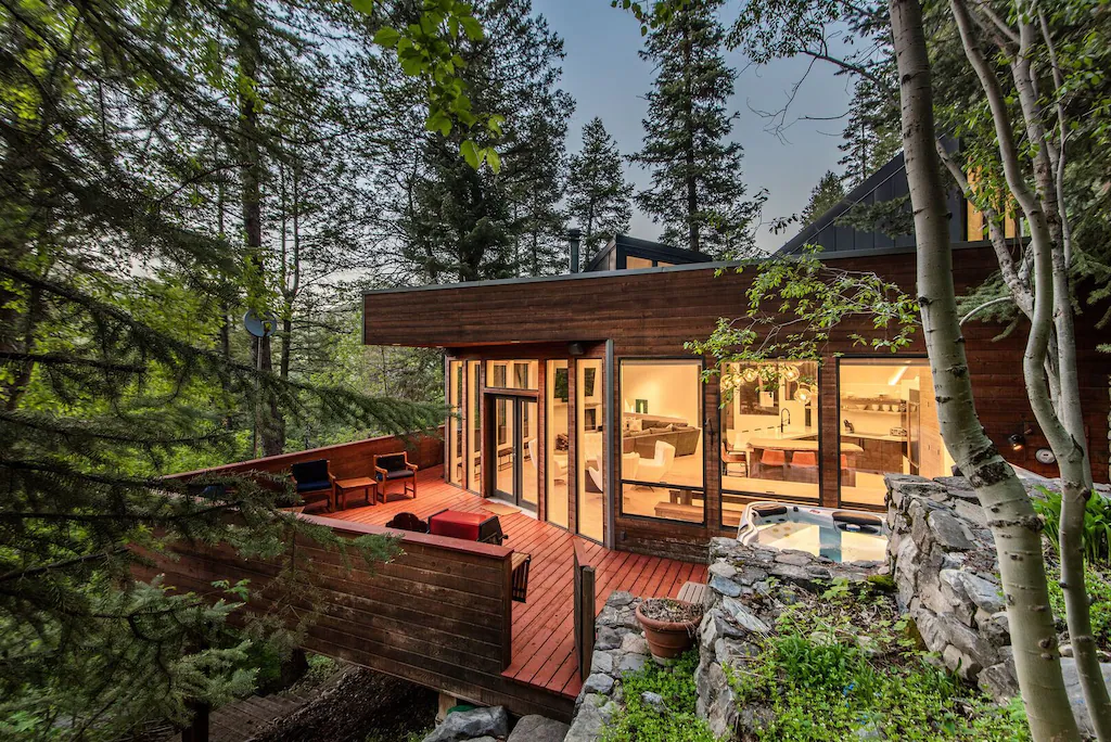 Modern Treehouse – Luxury Treehouse Rental with Hot Tub and Fireplace in a Scenic VRBO Location