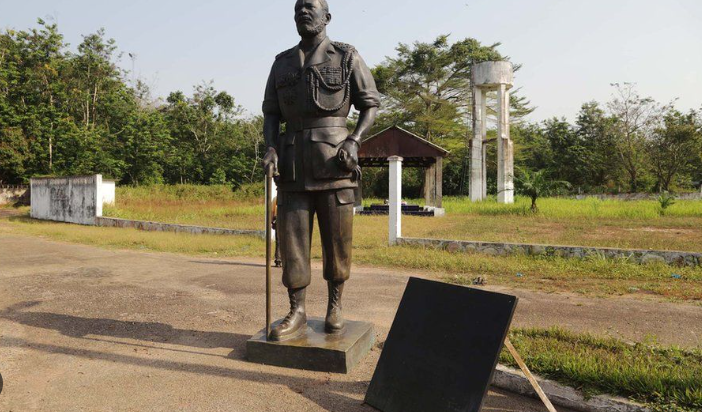 Bangui statue