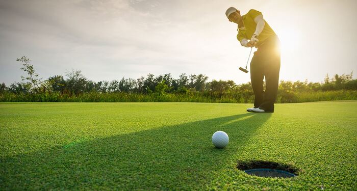 Tour du lịch Golf Phú Quốc - Người chơi golfer đang thử thách bản thân tại một lỗ golf